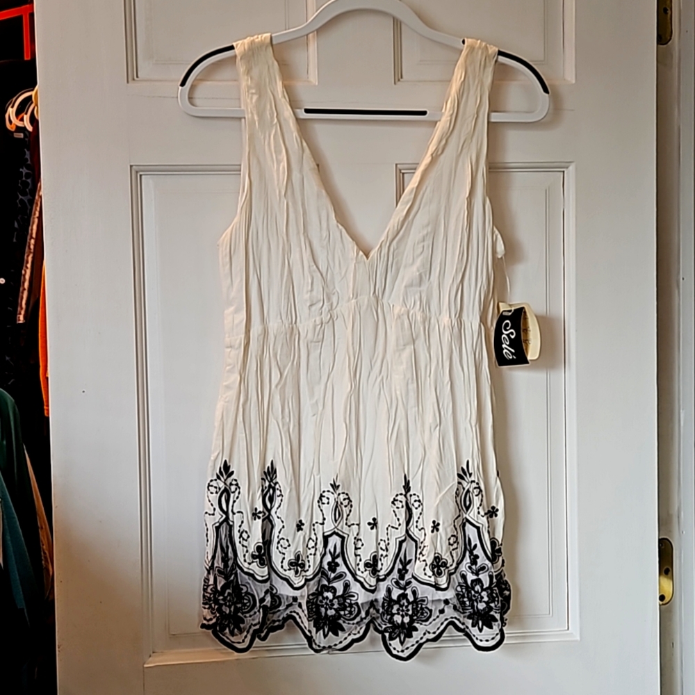 Sele crinkle white with black lace flowers
